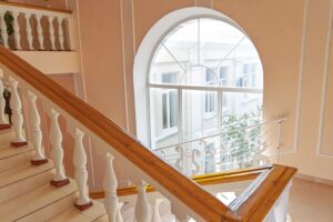 Escada Interior Com Janela Em Arco E Paredes Claras hFG_SQhOBHI