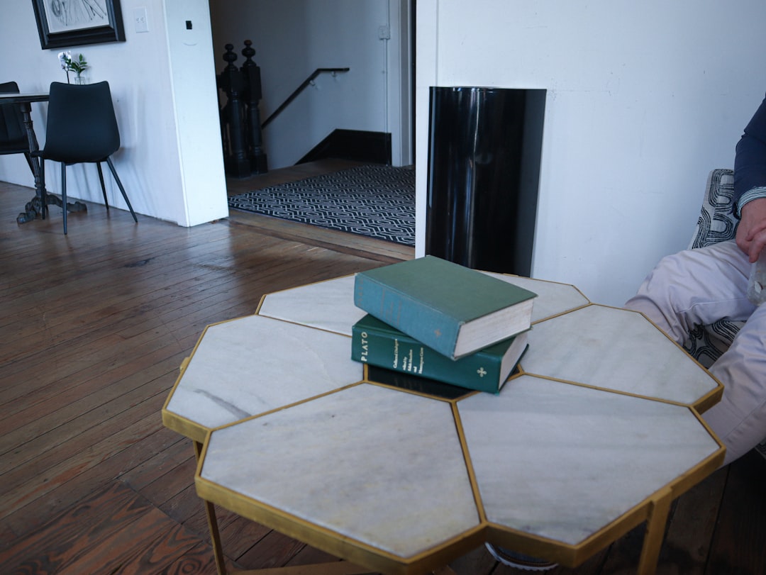 Os Livros Ficam Em Uma Mesa Decorativa E Unica nDbun3N3QGg