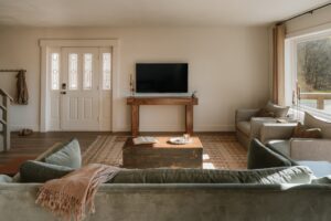 Sala De Estar Aconchegante Com Sofas E Televisao YruTk_dHKzk