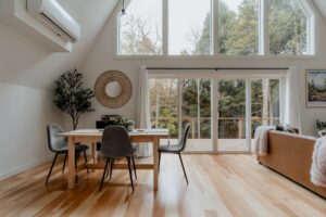 Uma Sala De Estar Cheia De Moveis E Um Piso De Madeira 75UkcFlN2Xc