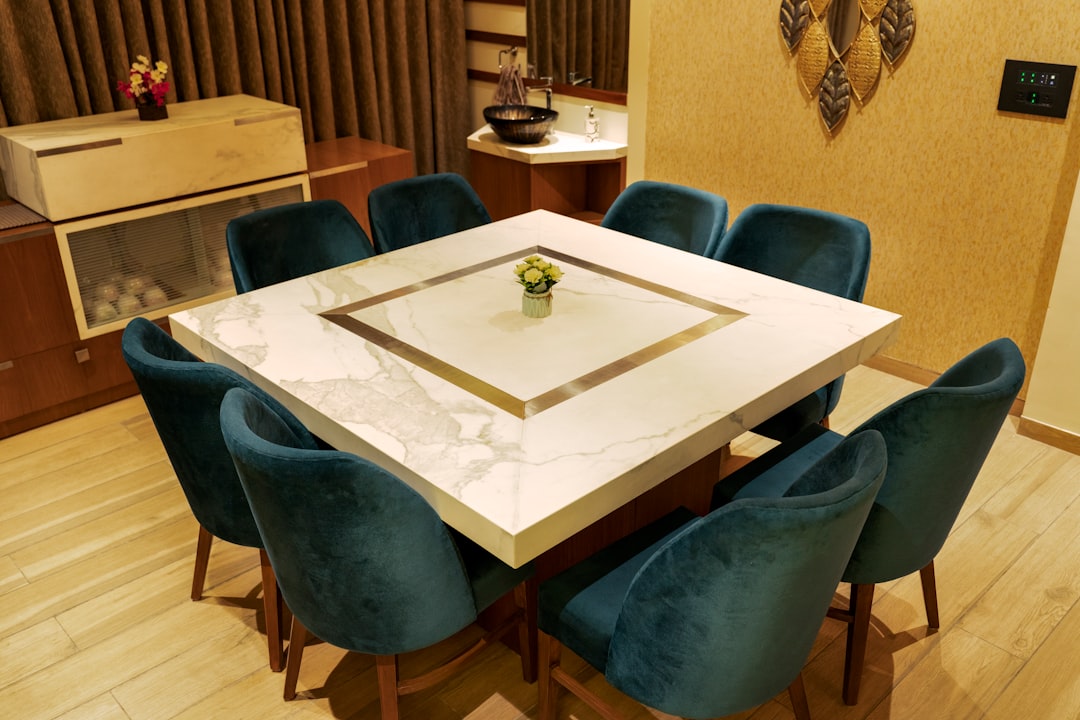 Uma Mesa De Jantar Com Cadeiras Em Um Ambiente Moderno syHQLXECd2Y