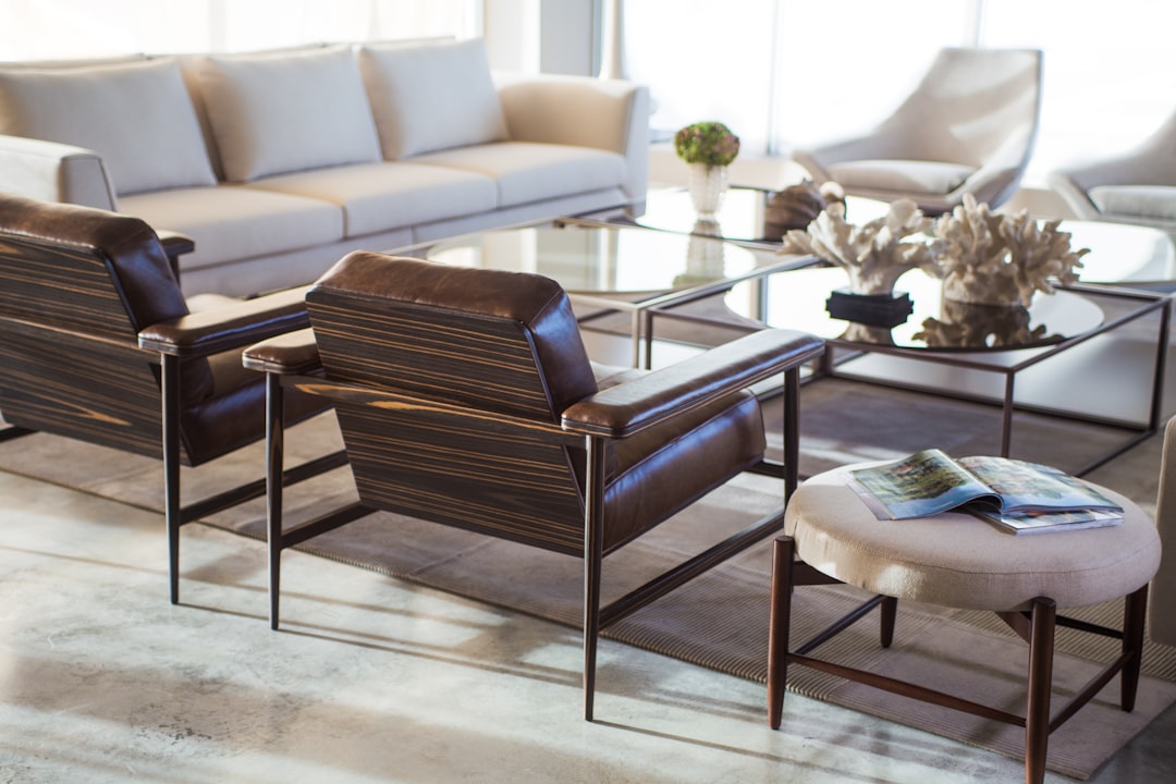 Poltrona De Madeira Marrom Ao Lado Do Sofa De Couro Marrom irPhJCHpZyo