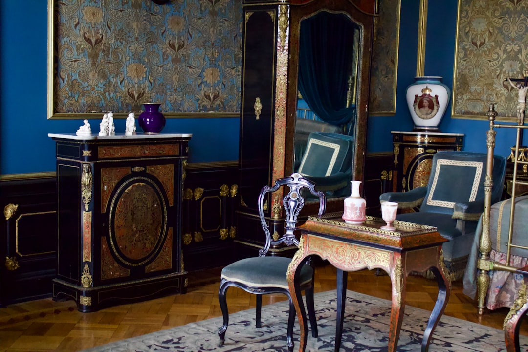 Sala Antiga Ornamentada Com Paredes E Moveis Azuis HjgX5kHmLq4