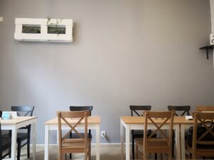 Uma Mesa E Cadeiras Em Uma Sala Com Uma Janela q58iRkraZ Y