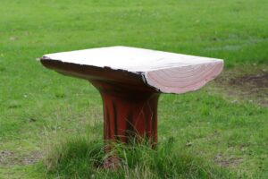 Um Banco Vermelho Sentado No Meio De Um Campo njlOp958Cd8