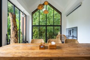 Uma Grande Mesa De Madeira Sentada Em Frente a Uma Janela JIoJSi_JBSo