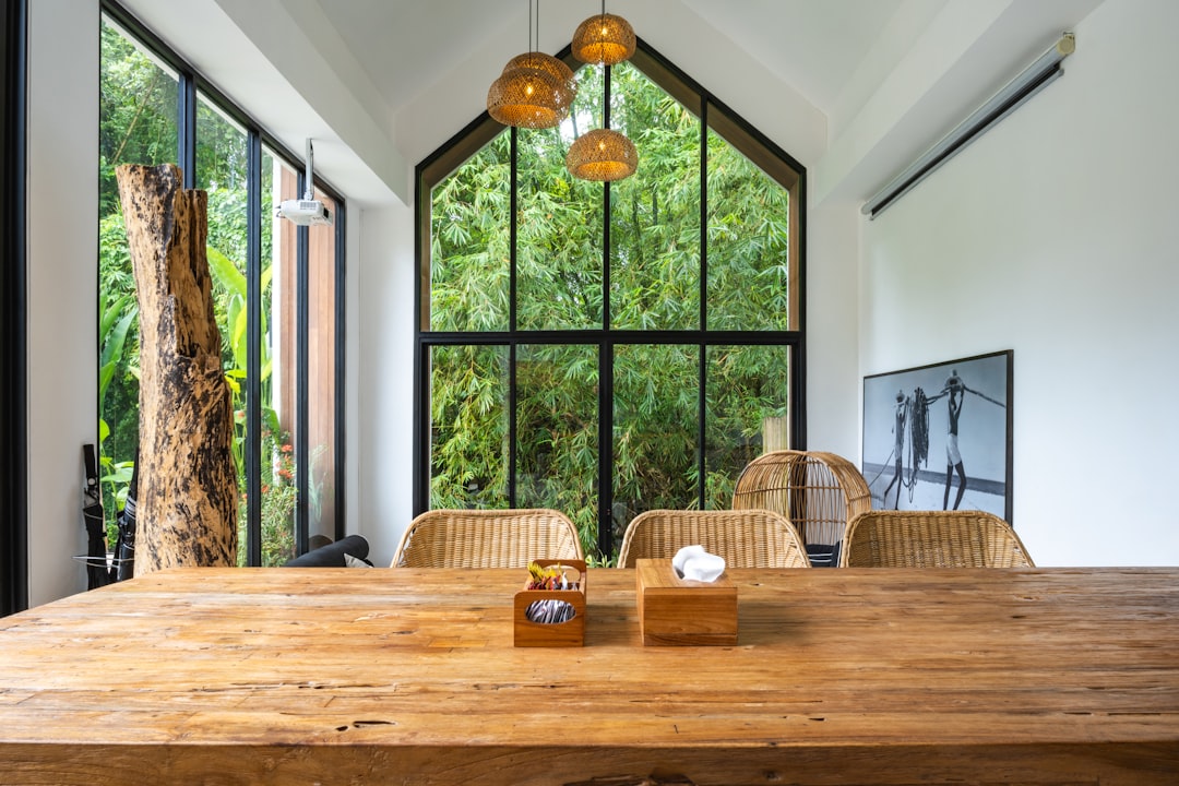 Uma Grande Mesa De Madeira Sentada Em Frente a Uma Janela JIoJSi_JBSo