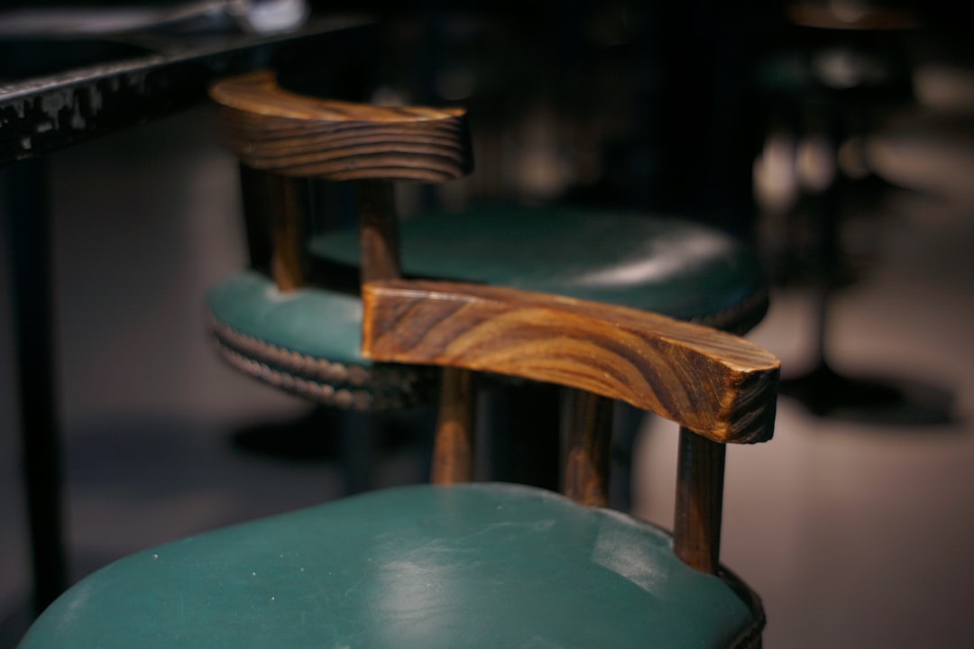 Um Par De Cadeiras Verdes Sentadas Uma Ao Lado Da Outra hkvap_64H2k