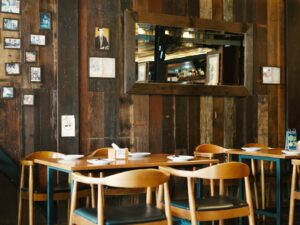 Parede Rustica De Madeira Com Mesas E Cadeiras GJSCCPmxO5E