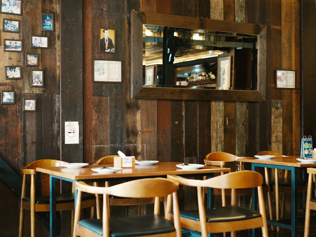 Parede Rustica De Madeira Com Mesas E Cadeiras GJSCCPmxO5E