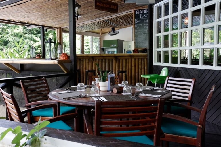 Mesas e Cadeiras para Restaurante de Madeira: Guia de Compra