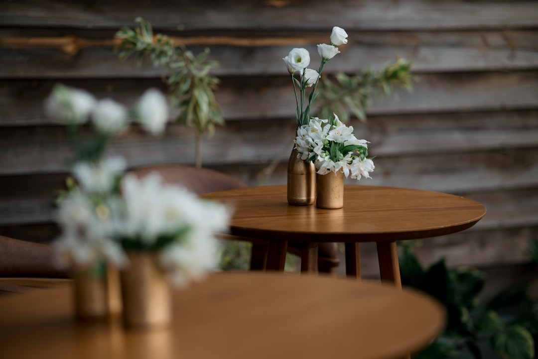 Duas Mesas Com Vasos De Flores Brancas zrF3M0RjWA