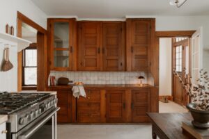 Armarios De Cozinha De Madeira Vintage Com Backsplash De Azulejos arHnjrOy_0