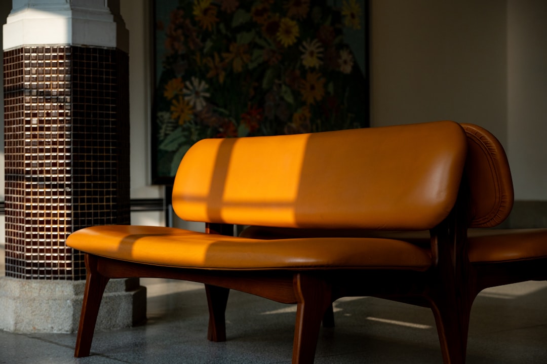 Banco Laranja Com Padroes De Luz Solar ozRhgqZuI4