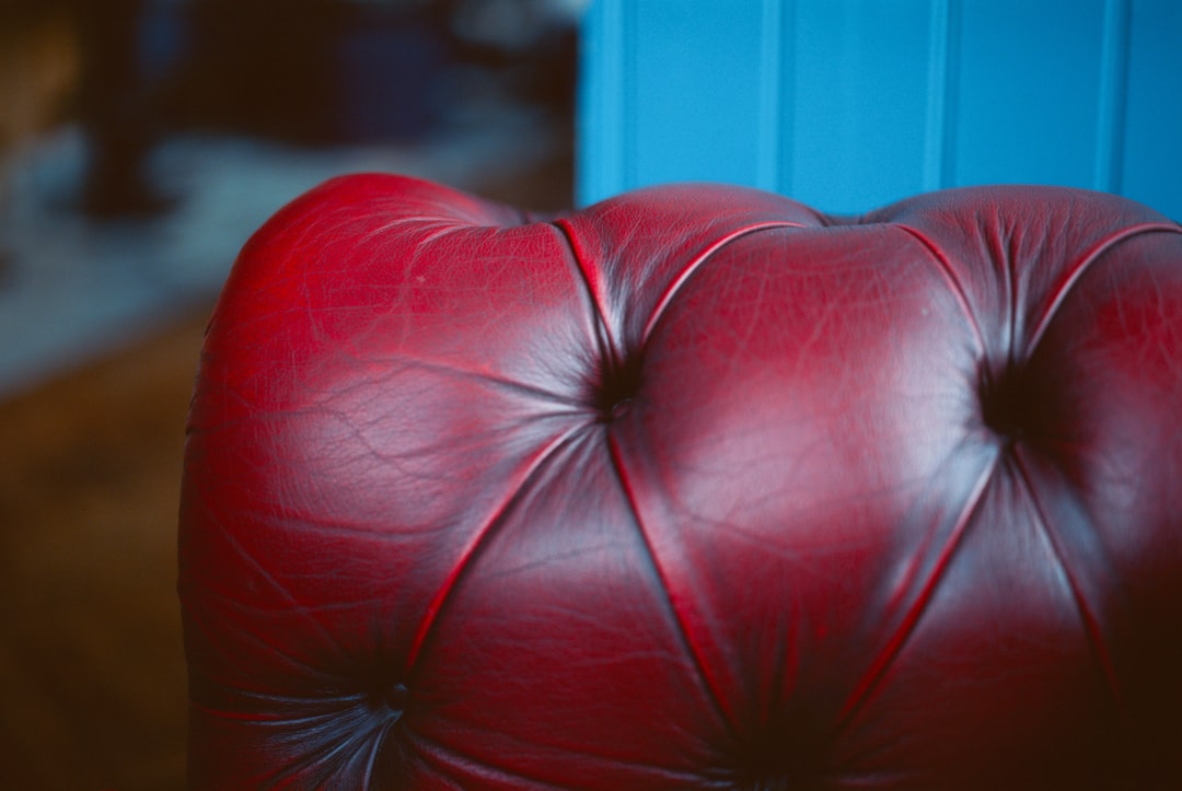 Detalhe De Poltrona De Couro Vermelho Escuro Com Tufos Em Uma Cadeira Qe_cjPOkglY