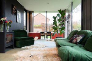 Cadeira Verde Do Sofa Perto Da Planta Verde Do Vaso wC0JX8Bb1Hc