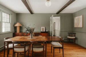 Uma Sala De Jantar Rustica Com Mesa E Cadeiras De Madeira _dCLu7HsWek