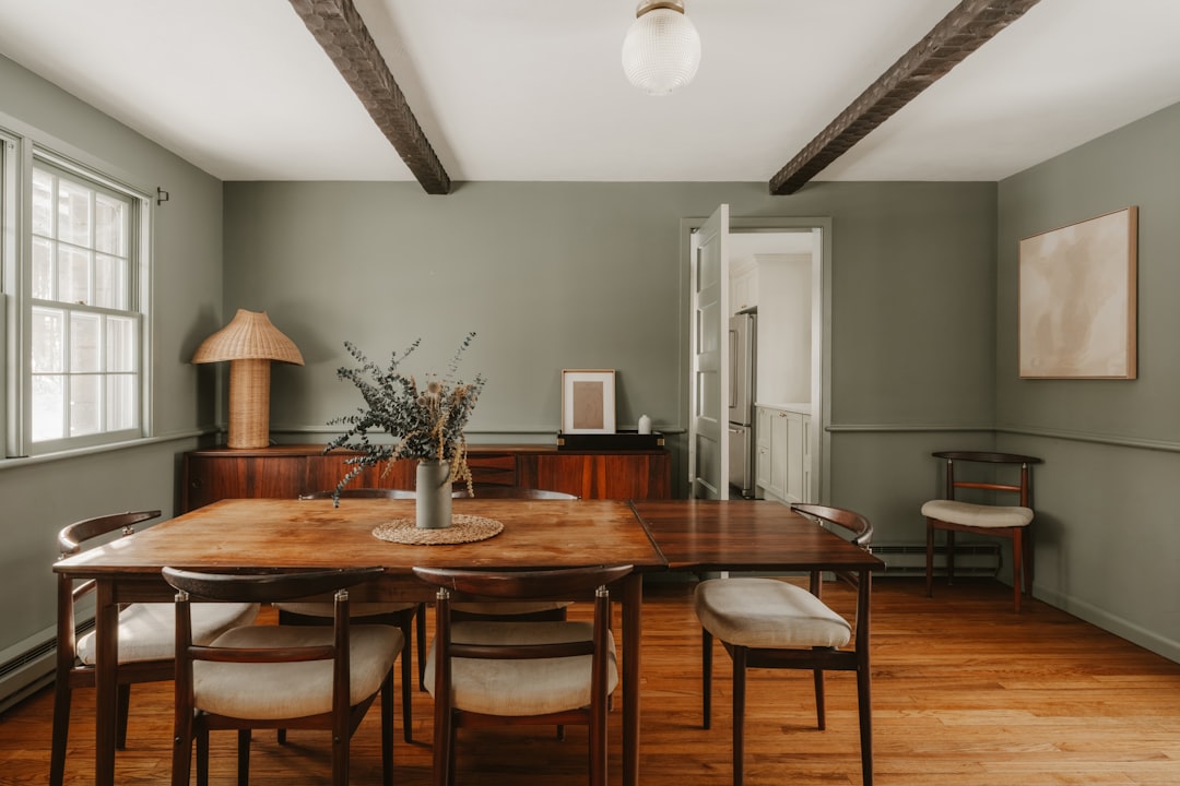 Uma Sala De Jantar Rustica Com Mesa E Cadeiras De Madeira _dCLu7HsWek