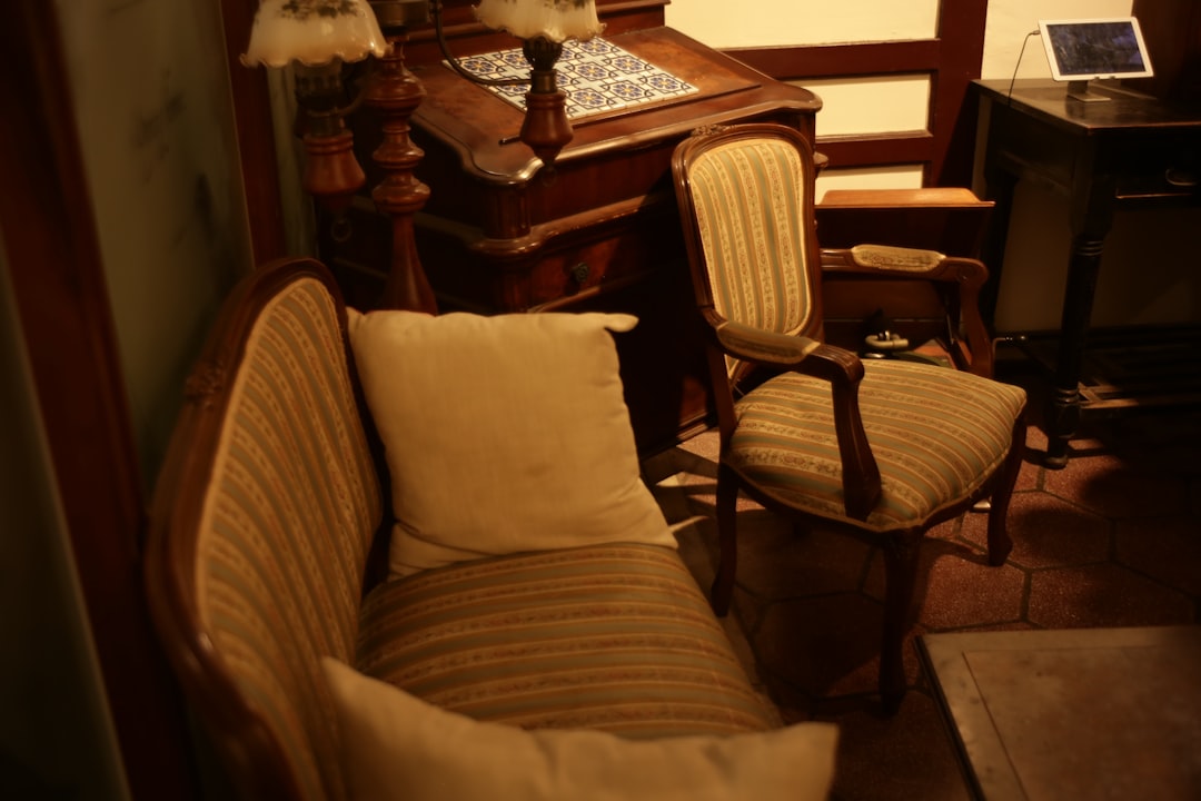 Sofa E Poltronas Vintage Em Um Comodo Pouco Iluminado ybaUPPBHamA