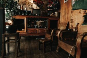 Cadeira De Madeira Marrom Ao Lado Da Mesa De Madeira Marrom _nafEsB_gsU