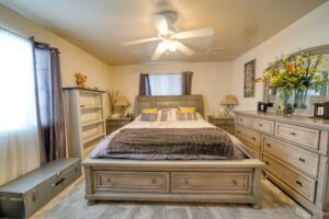 Um Quarto Com Cama Comodas E Espelho gqKW7xjlILA