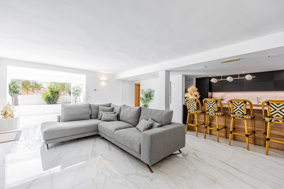 Sala De Estar Moderna Com Sofa Secional E Bar SYa_y6ZNKBg