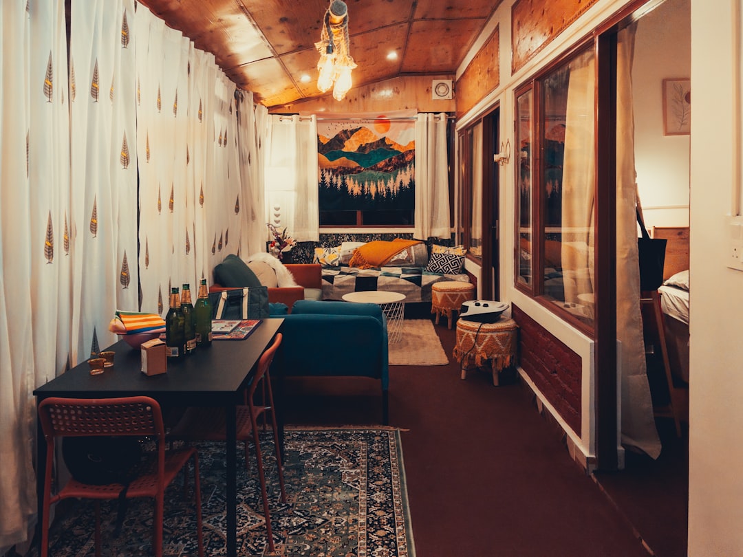 Sala De Estar Aconchegante Com Escrivaninha E Assentos Confortaveis YiY_TGej3U8