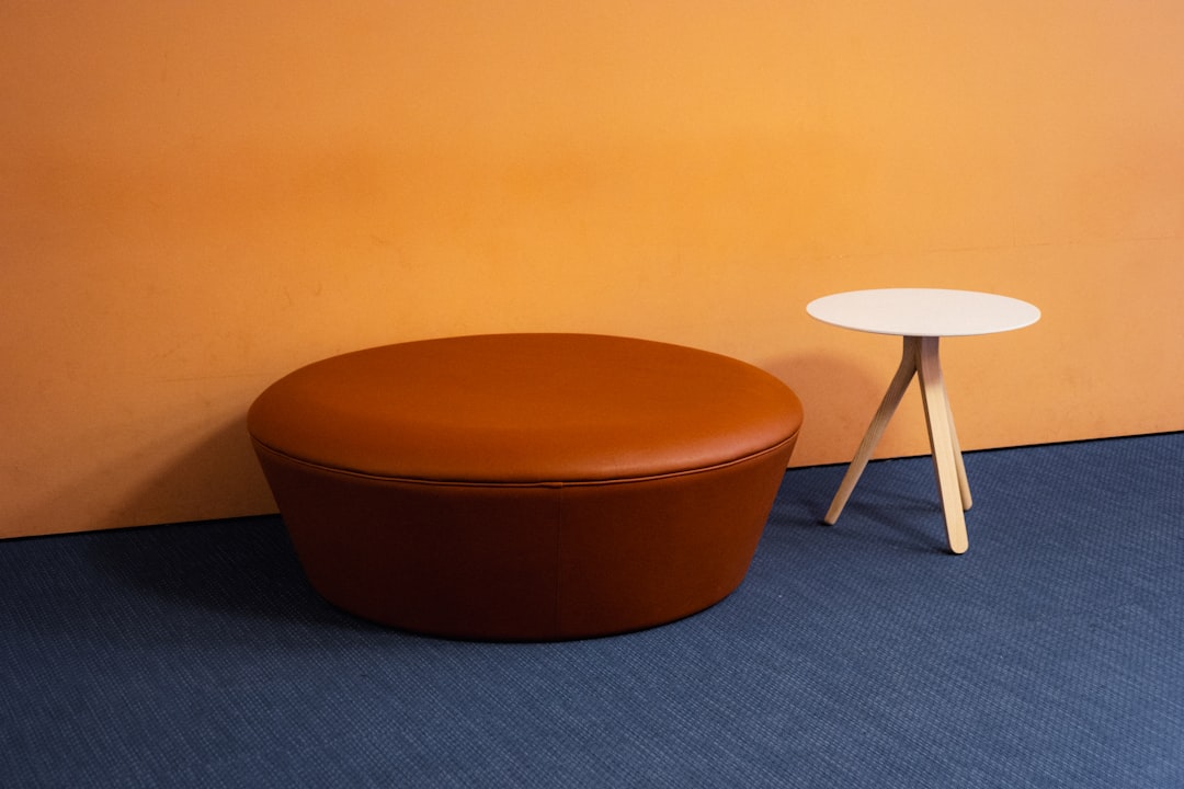 Puff Marrom E Pequena Mesa Lateral Contra a Parede Laranja Wh9YEd_gq38