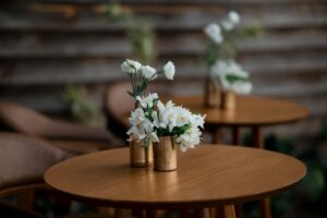 Duas Mesas Redondas Com Flores Brancas Em Vasos dTun_9e3aB8