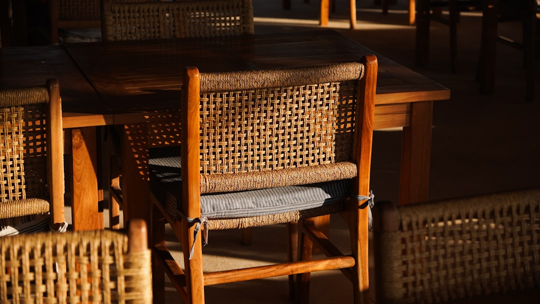 Cadeiras E Mesas De Madeira Sob Luz Solar Quente iBzrxNYFpfA