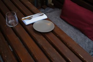 Mesa Com Prato Copo E Talheres Em Um Banco De Madeira Bc afvjIzzI