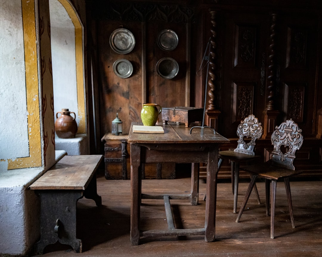 Uma Sala Com Uma Mesa E Duas Cadeiras r5AfgcUDWIM