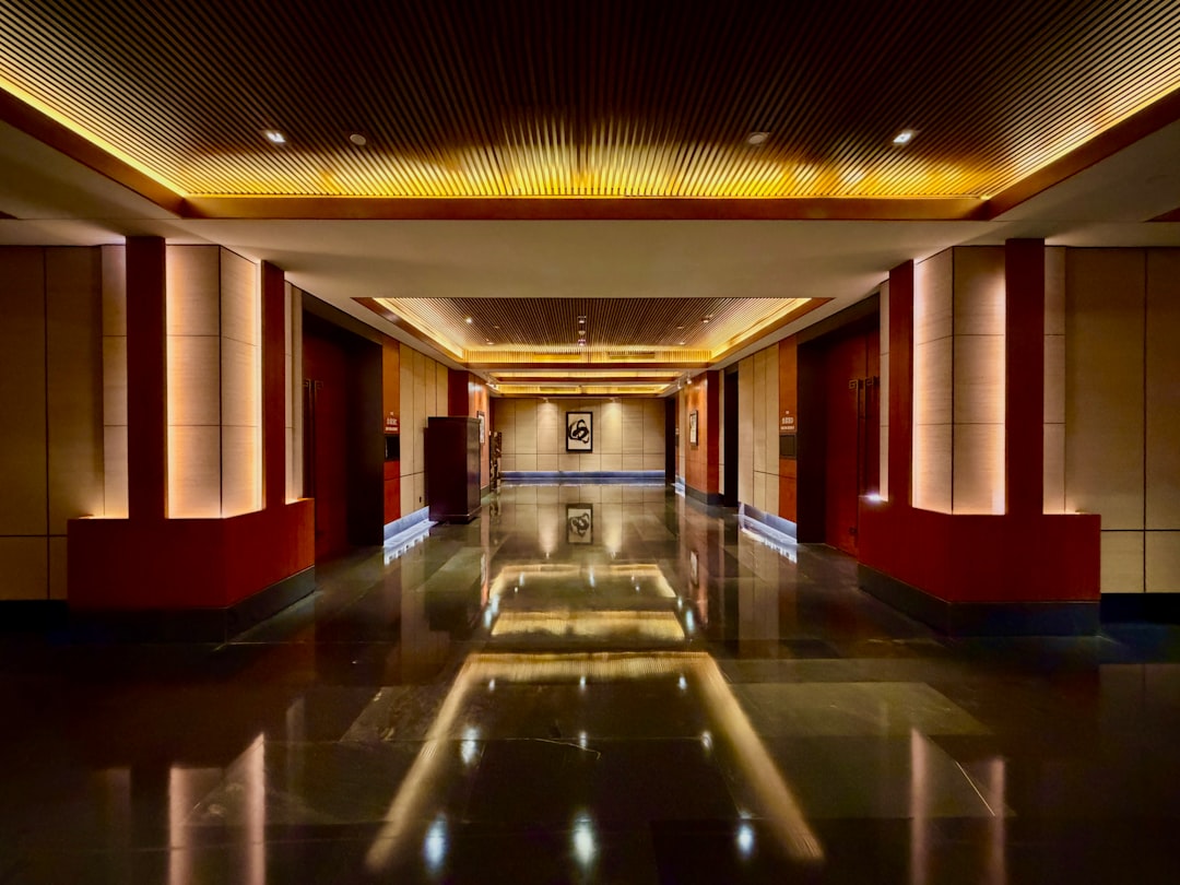 Corredor Luxuoso Do Hotel Com Piso Refletivo E Iluminacao Quente xzC31x_RmZI