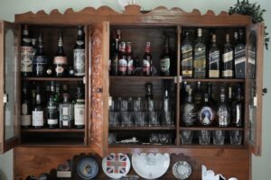 Armario De Madeira Cheio De Garrafas E Copos 7eeEnTHmkkU