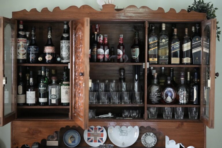 Aparador Buffet de Madeira Retrô: Bar e Balcão para Sala