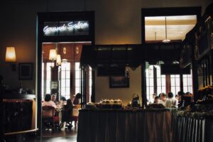 Pessoas Jantando Em Um Restaurante Pouco Iluminado Com Letreiro De Neon gqohZ5C5S8E