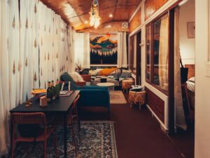 Sala De Estar Aconchegante Com Escrivaninha E Assentos Confortaveis YiY_TGej3U8