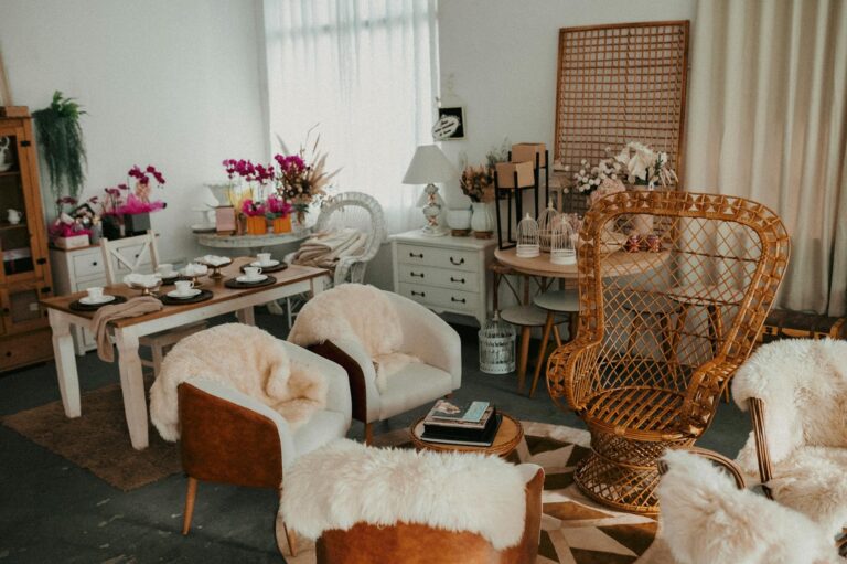 Como criar uma decoração sofisticada com móveis antigos?