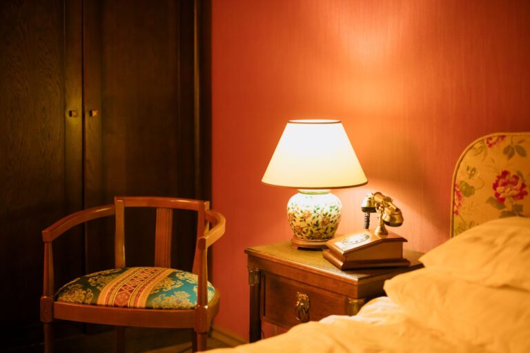 Como decorar o quarto com criado-mudo vintage?